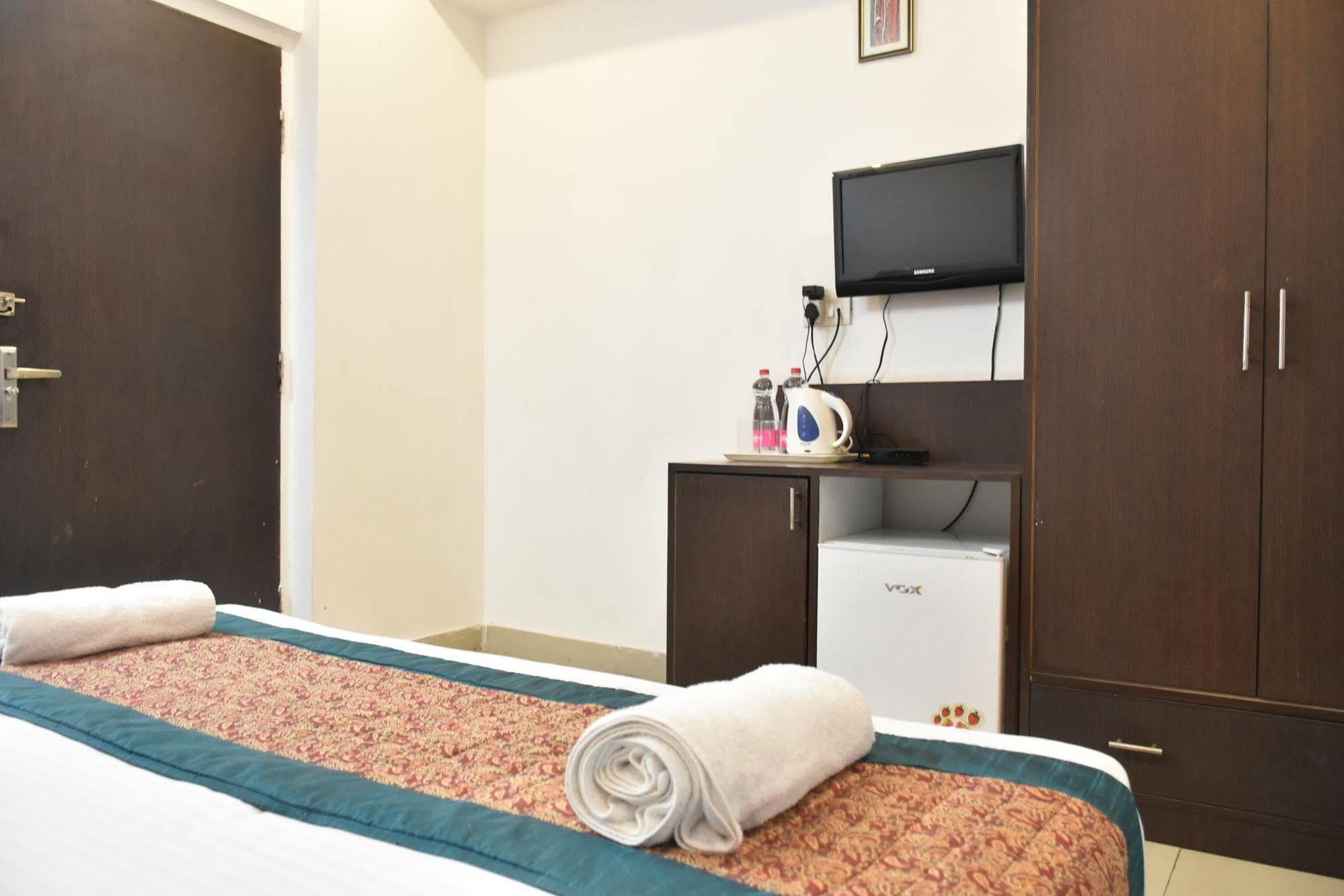 Airport Hotel Port View New Delhi Exterior photo
